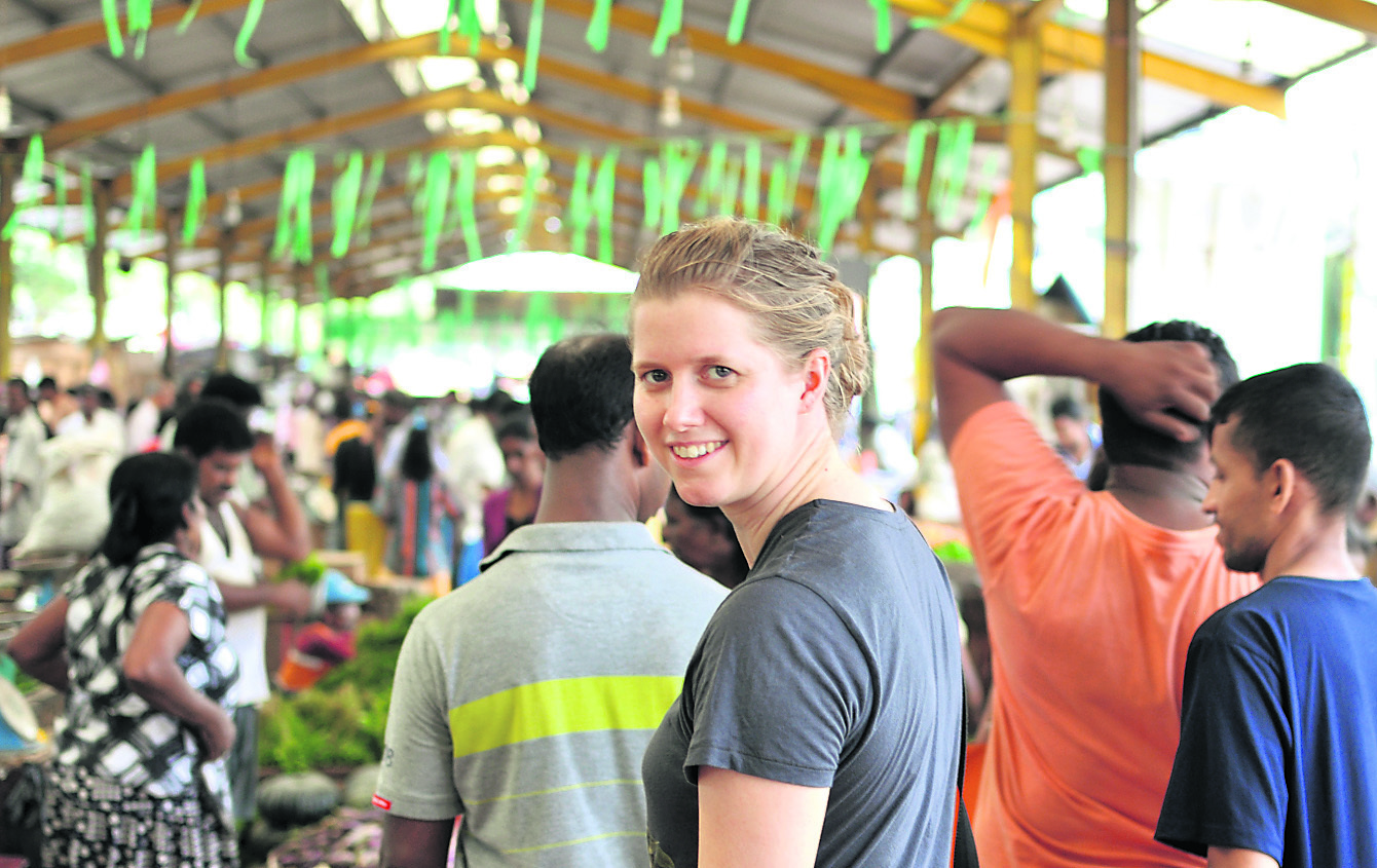 Die Idee wurde in Sri Lanka geboren. Julia Huthmann auf einem Markt in der Hauptstadt Colombo