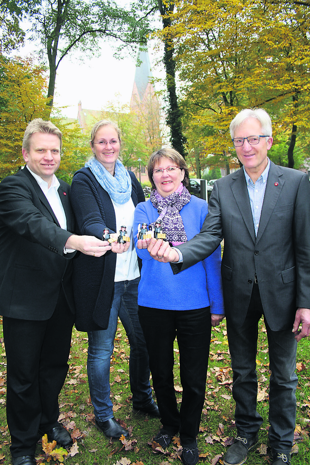 Sind gespannt, wo die kleinen Luther-Figuren überall hinreisen werden (v. li.): Pastor Hans-Georg Wieberneit, Sonja Sekerdick und Brigitte Schünemann aus dem Stiftungskuratorium sowie Hermann Poppe, Stiftungsvorsitzender