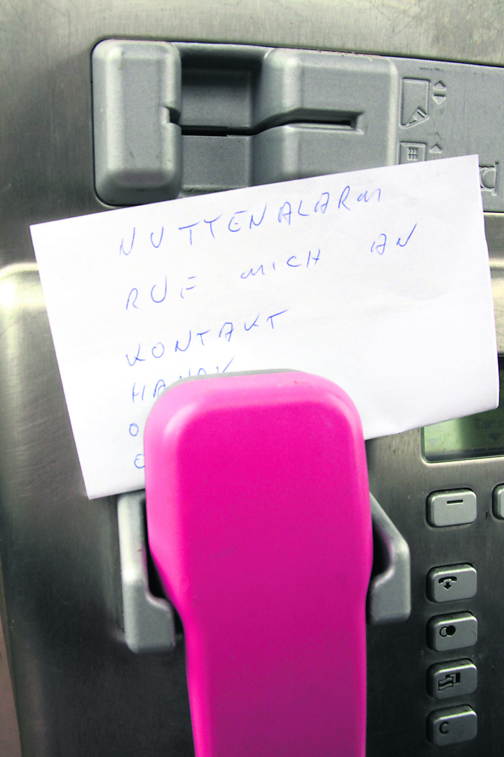 Fingiertes Kontakt-Gesuch in einer Telefonzelle