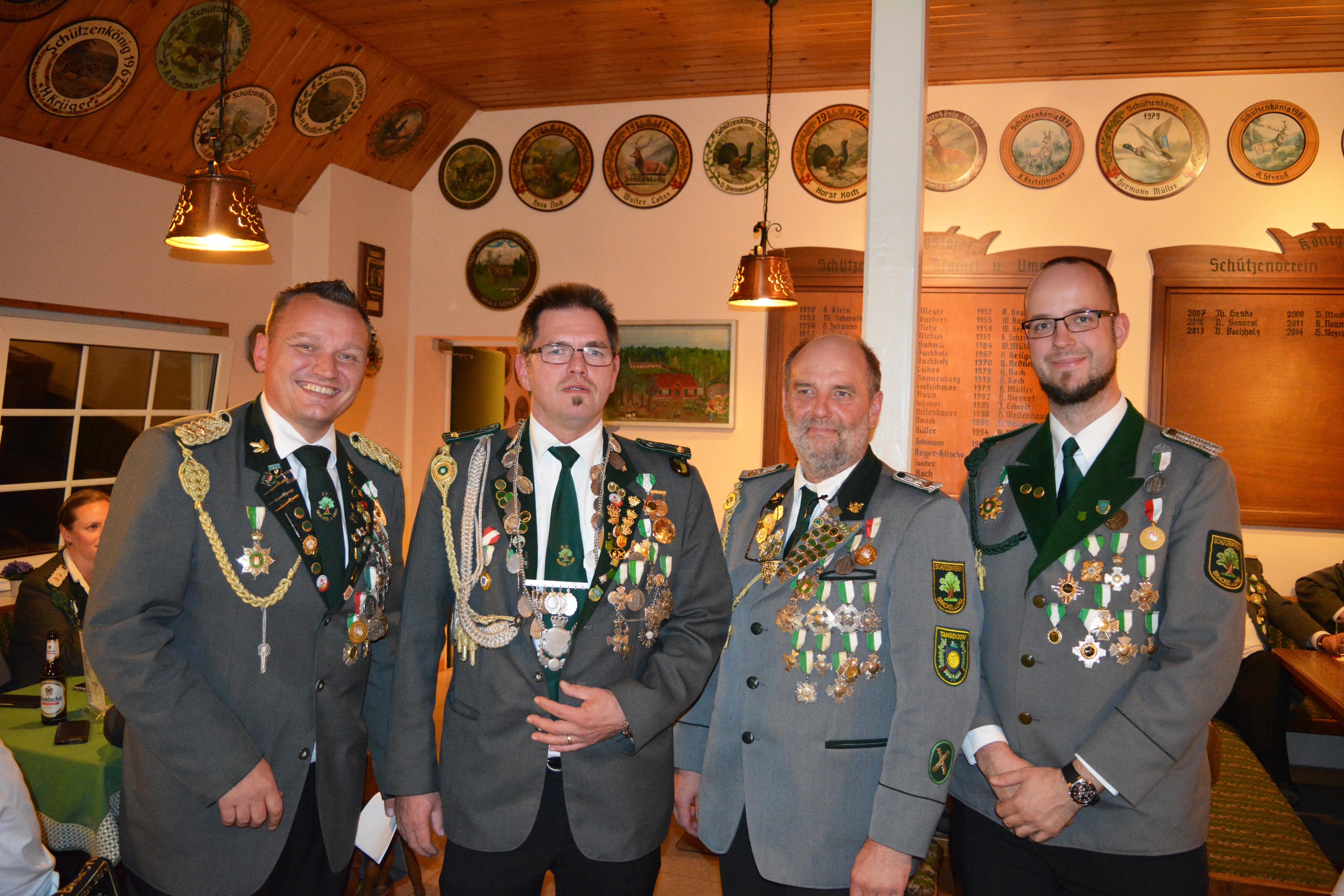 Präsident Marc Schween (v. li.) freut sich mit Vizekönig Thomas Jobmann sowie den Schießsportleitern Bernd Maack und Dennis Rust über ein gelungenes Schlussschießen