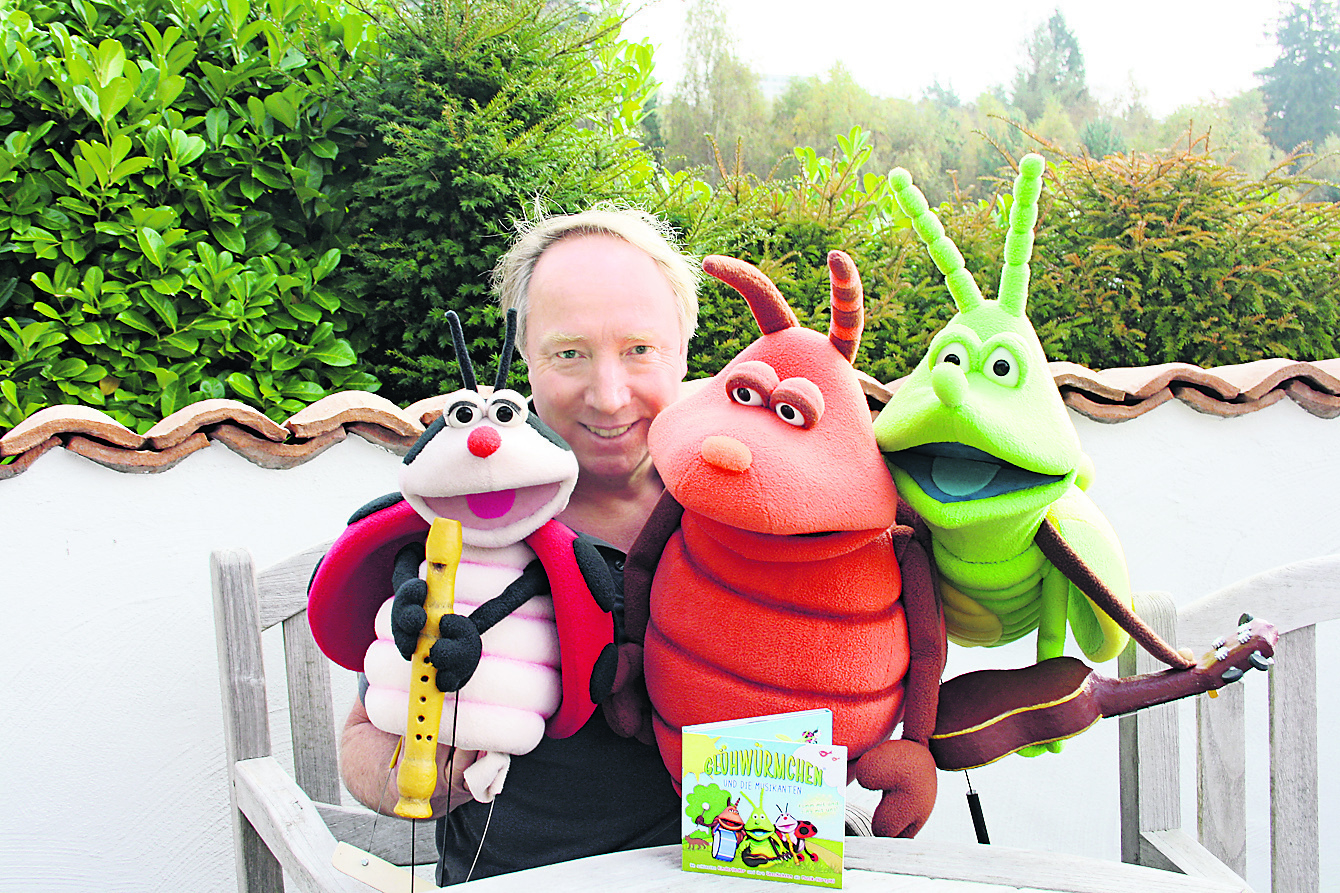 Ulf Blanck zeigt die Handpuppen, die auch die Stars seines neuen Hörspiels sind