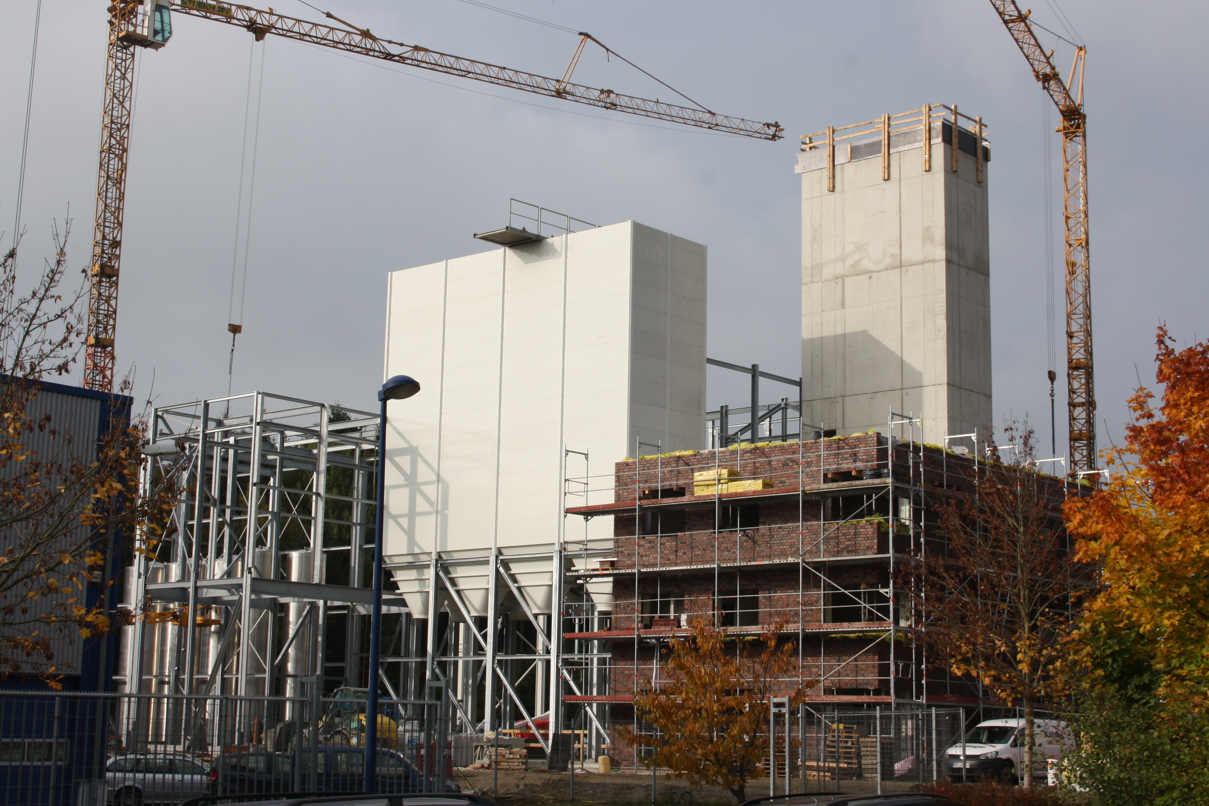 22 Meter obwohl nur 16 erlaubt sind: Die Silo-Türme der chinesischen Firma ZMC sorgen für Ärger bei den Grünen in Wenzendorf