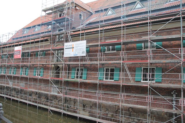 Baugerüst am Schwedenspeicher: Die Museumsleitung lässt die Fenster mit Anti-Tauben-Netzen bespannen