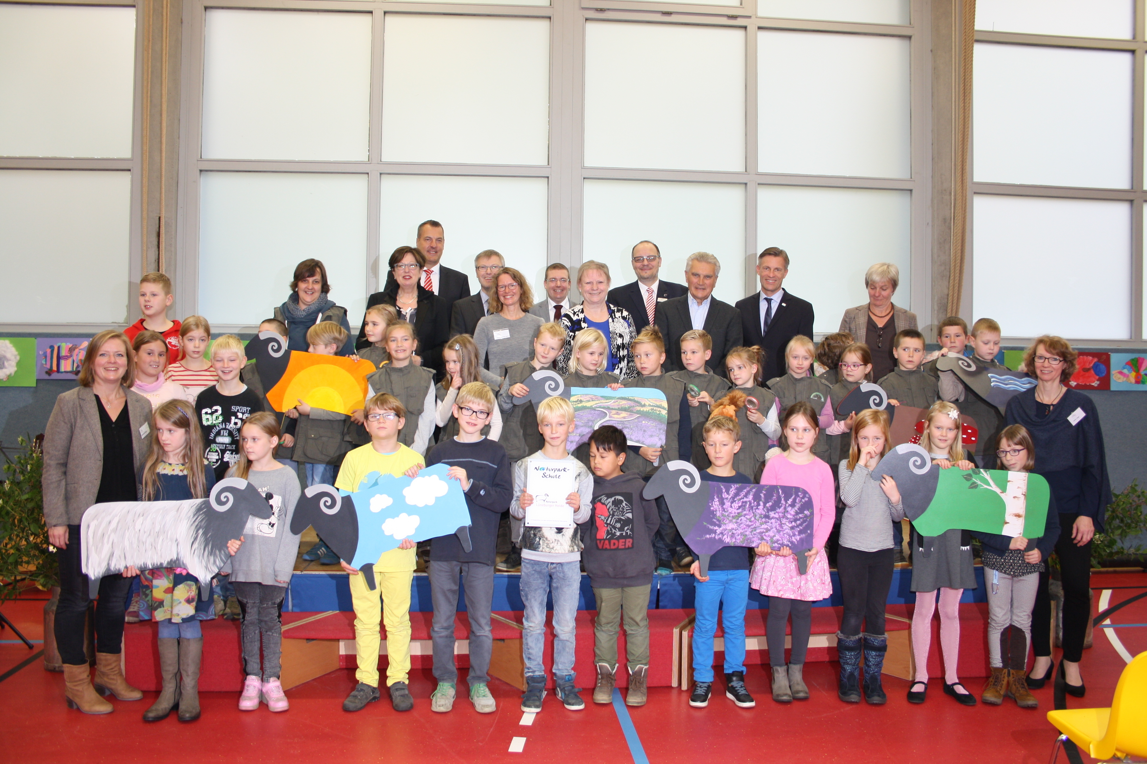 Nach der Übergabe der Urkunde gab es ein Gruppenfoto mit allen Unterstützern