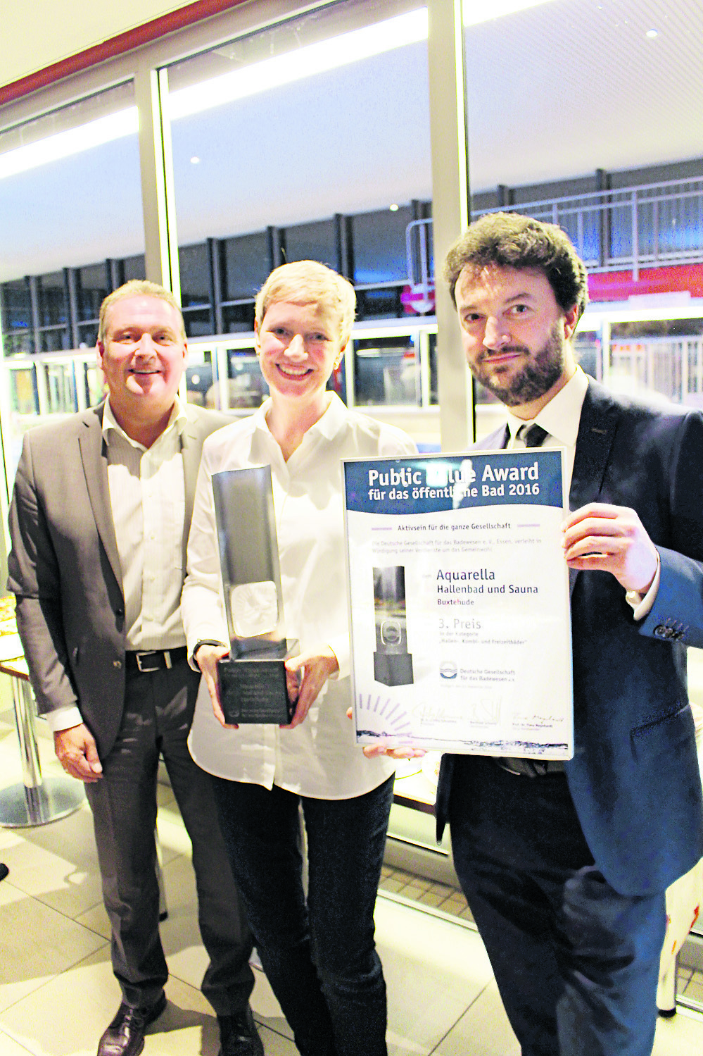 Ein verdienter Preis (v.li.): Stadtwerke-Chef Stefan Babis, Betriebsleiterin Sonja Koch und Stadtwerke-Prokurist Daniel Berheide