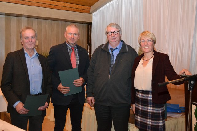 NSGB-Kreisvorsitzende Anette Randt mit den geehrten Bürgermeistern (v. li.): Gerhard Netzel (Tostedt), Gerd Schröder (Welle) und Reinhard Riepshoff (Heidenau)