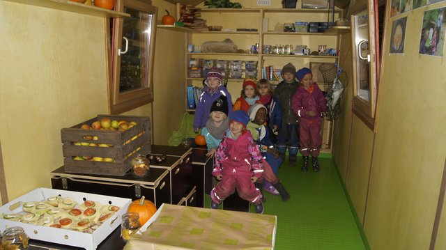 Der "grüne Gustav" bietet den Kindern Unterschlupf an kalten Tagen und dient als Lagerraum