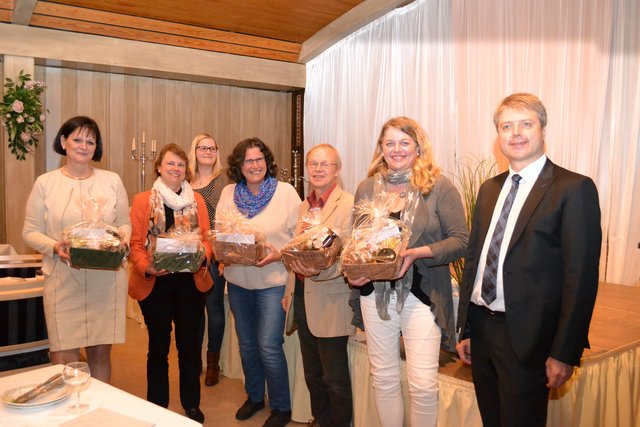 Verwaltung und ausscheidende Ratsmitglieder (v. li.): Christine Wüst-Buri, Andrea Schulz, Verwaltungsangestellte laura Horstmann, Barbara Dörr, Waldemar Hindersin, Sabine Falke und SG-Bürgermeister Dörsam