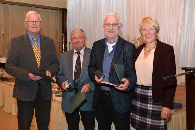 Anette Randt mit den Geehrten (v. li.): Uwe Baden, Wolfgang Indorf und Harald Stemmler