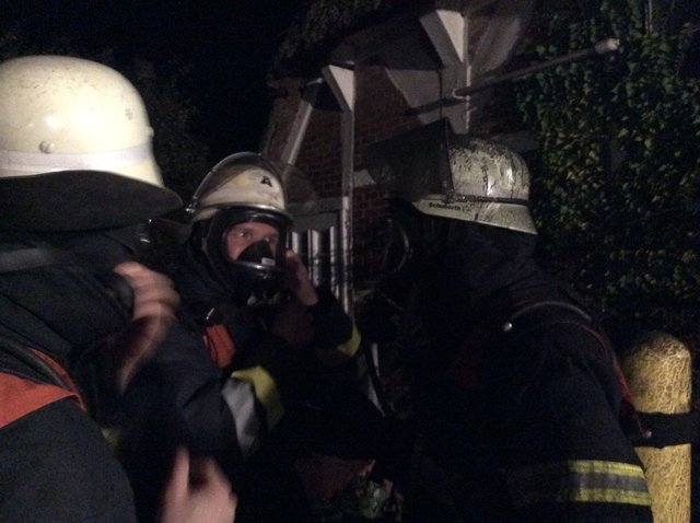 In der Nacht von Samstag zu Sonntag wude die Feuerwehr zu einem Brand in einem Reetdachhaus in Steinkirchen gerufen