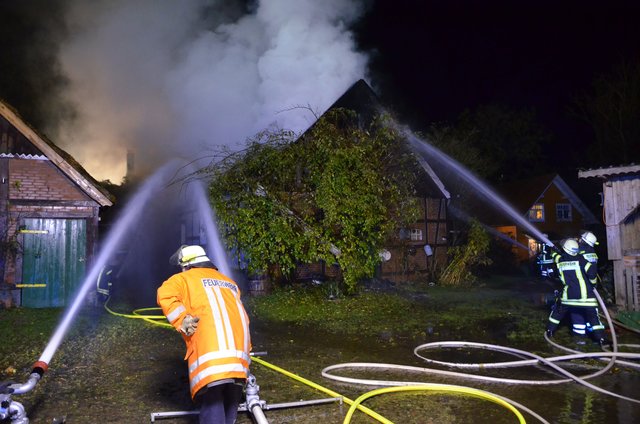 Zwischenzeitlich löschten die Feuerwehrleute mit Wasserwerfern und acht Strahlrohren