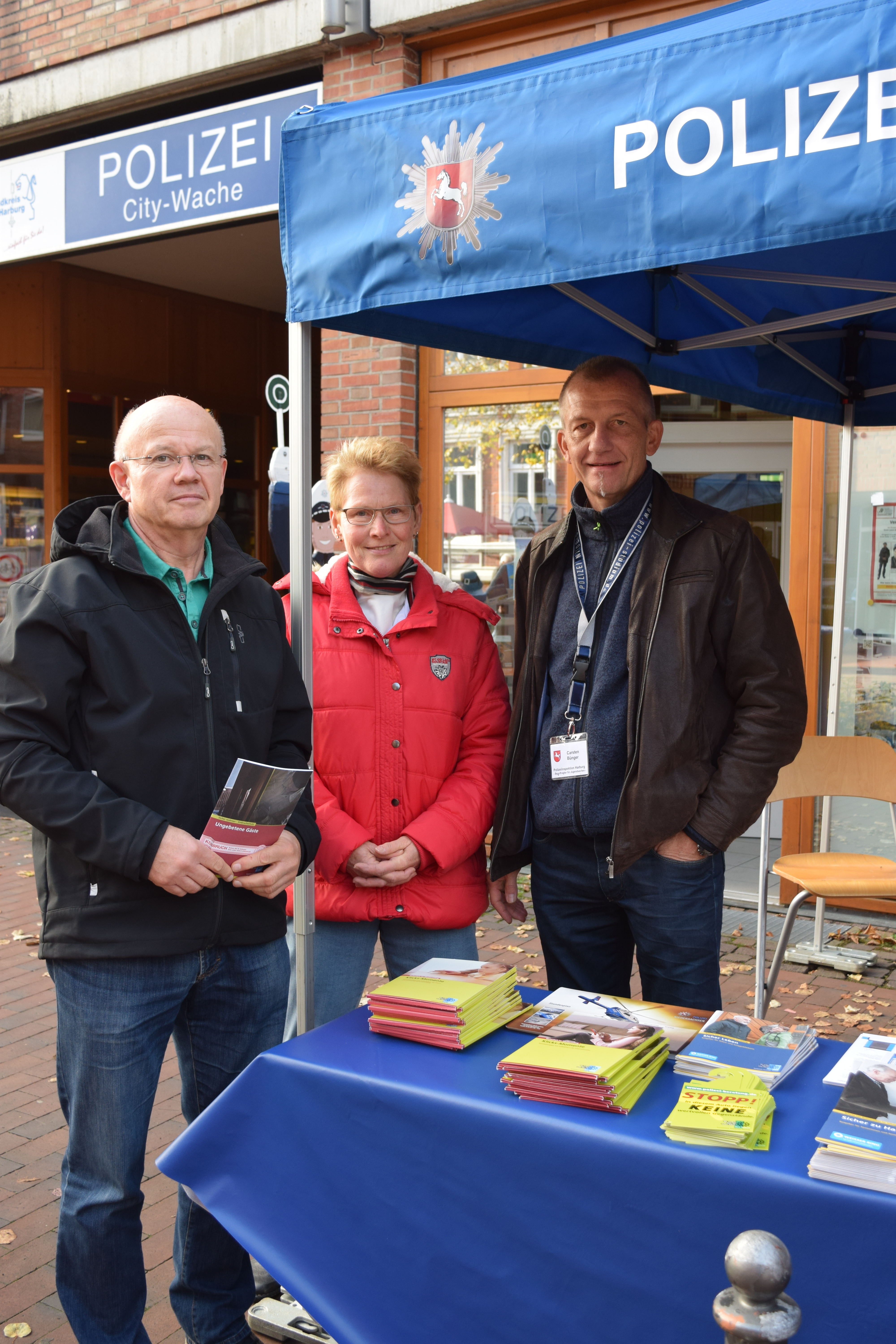 Ließen sich beim Tag des Einbruchschutz in der Innenstadt beraten: Reinhard und Dagmar Buse mit Carsten Bünger (re.)
