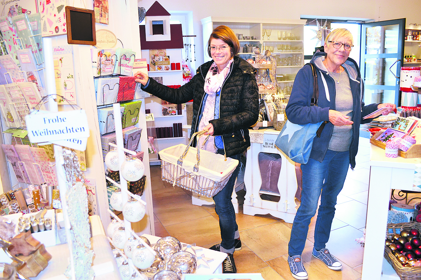 Stöberten bei "danish Homestyle": Ilona Rehder (re.) aus Schwinde und Hilke Reuß aus Westerwald