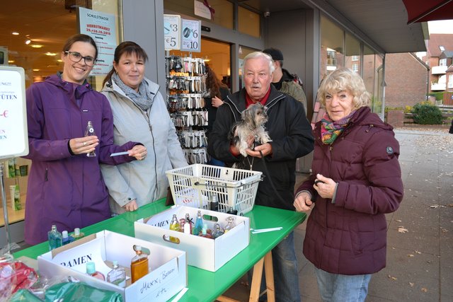 Lydia und Wolfgang Schimank fanden am Stand der Parfümerie Ruschmeyer von Silke Gerber (li.) und Stefanie Burmester die richtigen Düfte