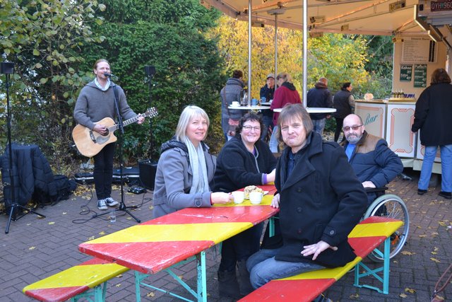 Genossen eine Tasse Kaffee bei Musik (v. li.): Sabine Schulz und Nicole Dott sowie vorn: Andreas Rakowski