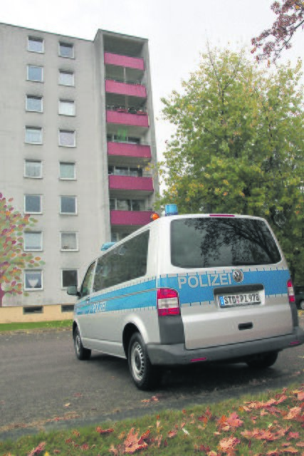 Polizeifahrzeug vor einem Wohnblock