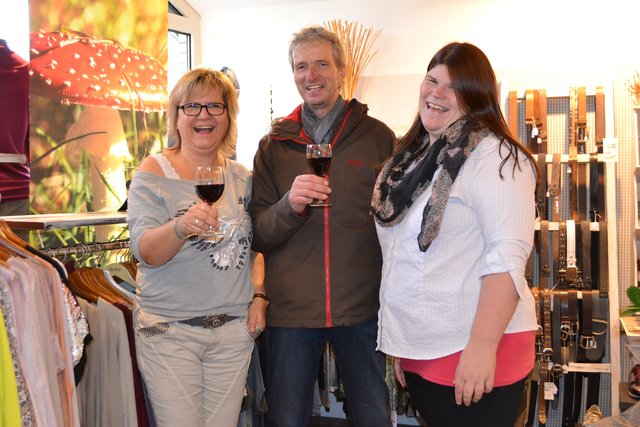 Stießen mit den Kunden mit einem Glas Wein an (v. li.): Birte, Günter und Ann-Kathrin Kaiser