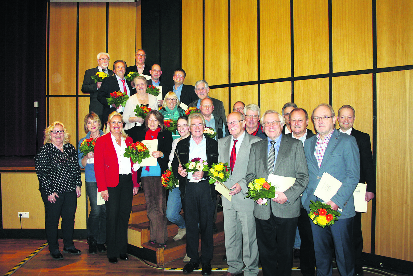 Ratsvorsitzende Angelika Tumuschat-Bruhn (li.) und Bürgermeisterin Martina Oertzen (3. v. li.) mit den scheidenden Gemeinderatsmitgliedern