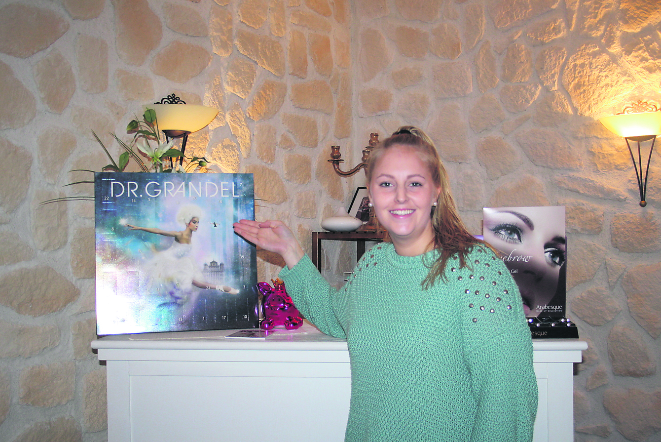 Annika Zimmer zeigt den Adventskalender von Dr. Grandel