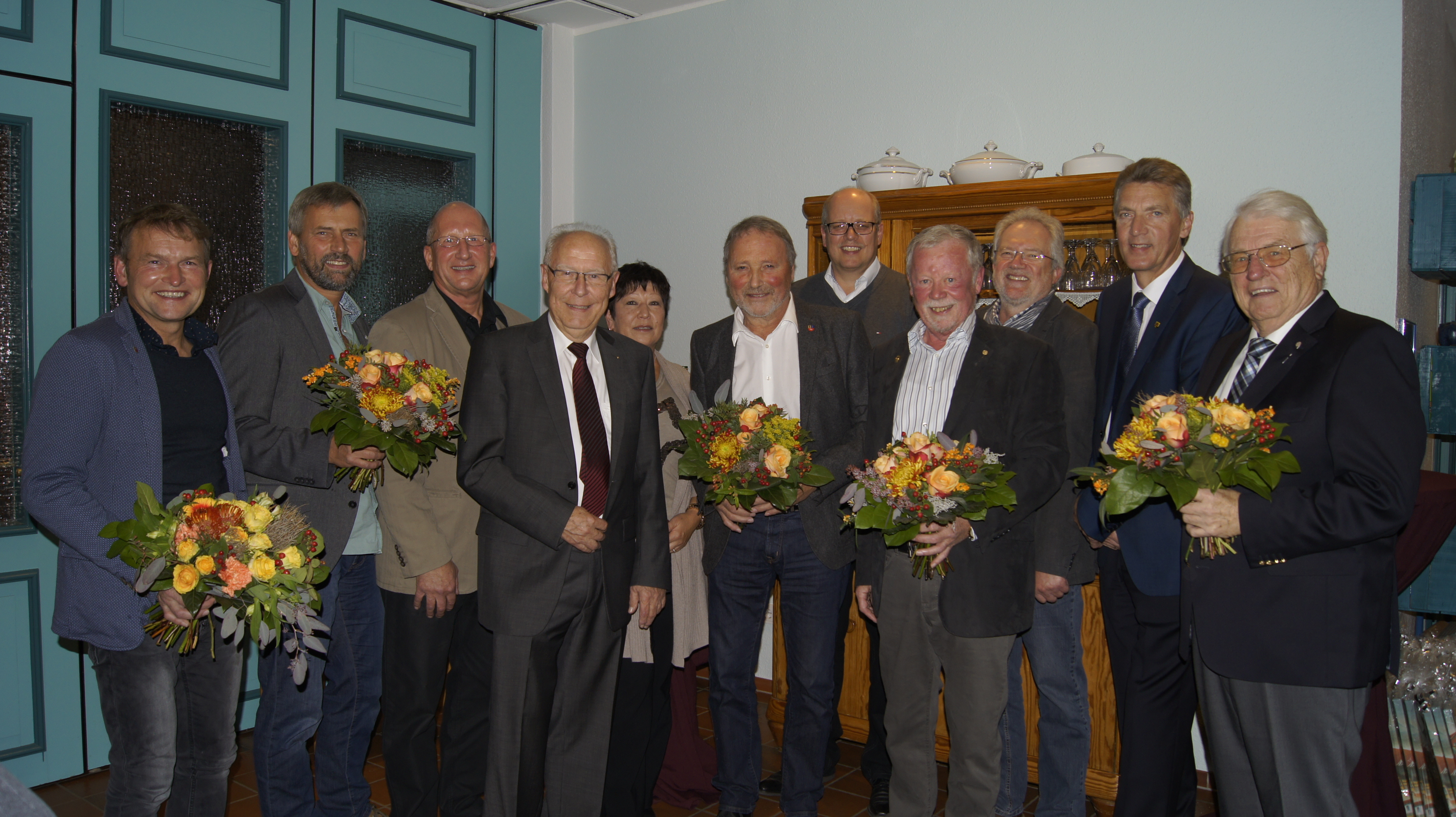 Horst Wartner (4. v. li.) ehrte (v. li.): Holger Schlichting, Gerd Allers, Harald Gooßen, Silke Schneidemüller, Hans Alpers-Janke, Wilfried Brennecke, Hans-Wilhelm Glüsen, Rüdiger Koch, Hans-Jürgen Detje und Claus Reichow