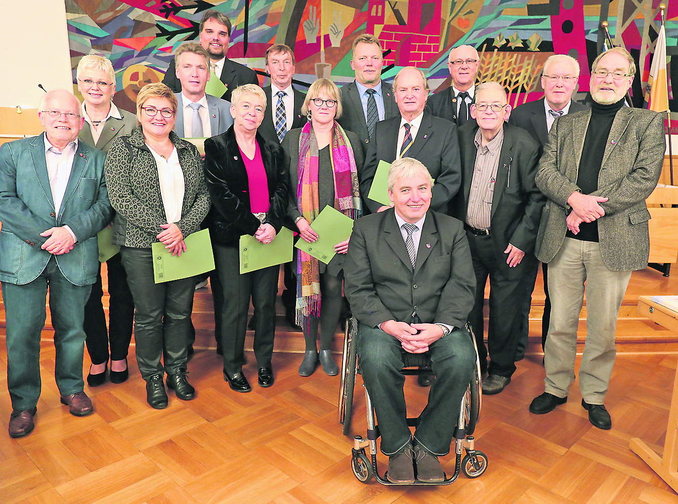 Die Geehrten im Kreistag (v.li.): Robert Kamprad (25 Jahre), Astrid Bade (10), Marianne Wiebusch (10), Hans-Jürgen Detje (10), Benjamin Koch-Böhnke (10), Monika Ziebarth (10), Johann Schlichtmann (10), Verena Wein-Wilke (10), Uwe Uhlendorf (10), Rudolf Fischer (10), Uwe Arndt (10, vorne), Harald Burfeindt (10), Hans-Uwe Hansen (25), Adolf Dammann (10) und Ulrich Hemke (26)