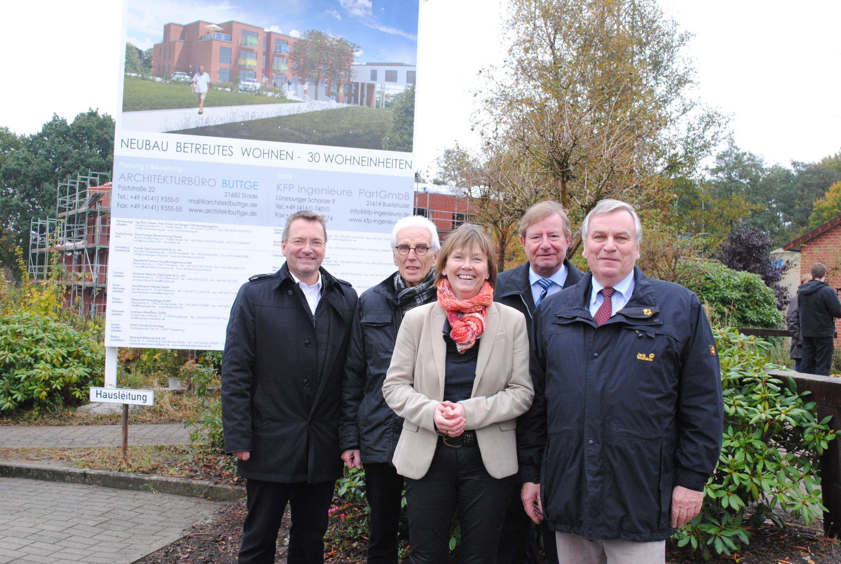 Freuten sich über den Baufortschritt (v. li.): DRK-Vorstand Uwe Lütjen, Architekt Gerhard Buttge, Bürgermeisterin Silvia Nieber, DRK-Kreisgeschäftsführer Klaus-Dietmar Otto und DRK-Präsident Gunter Armonat