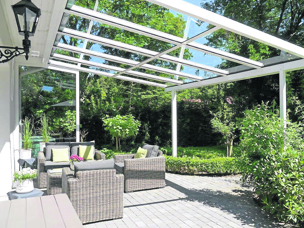 Durch ein Terrassendach wird die Terrasse ganzjährig vor Niederschlägen und auch Kälte geschützt