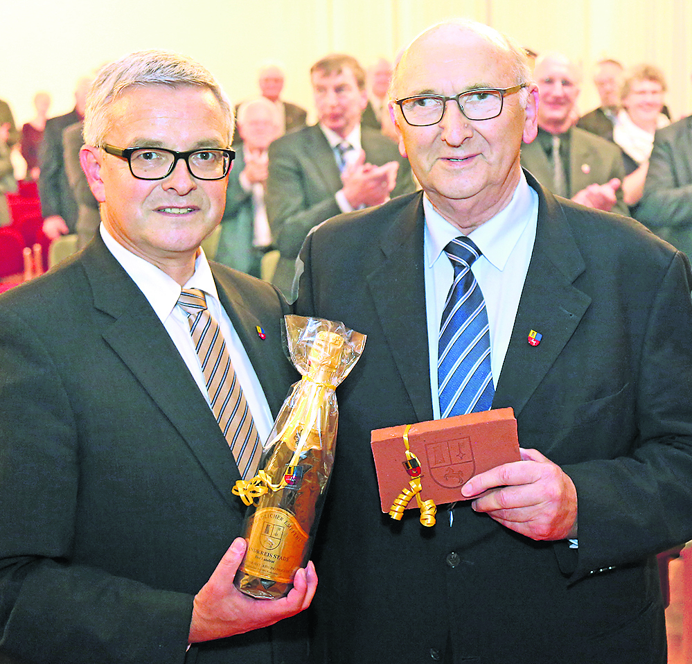 Hans-Hermann Ott aus Abbenfleth saß 35 Jahre ununterbrochen im Kreistag. Er erhielt am Montag Standing Ovations