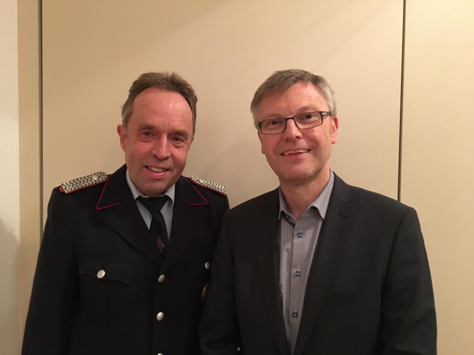 Samtgemeinde-Bürgermeister Olaf Muus (re.) gratulierte Gerhard Isernhagen