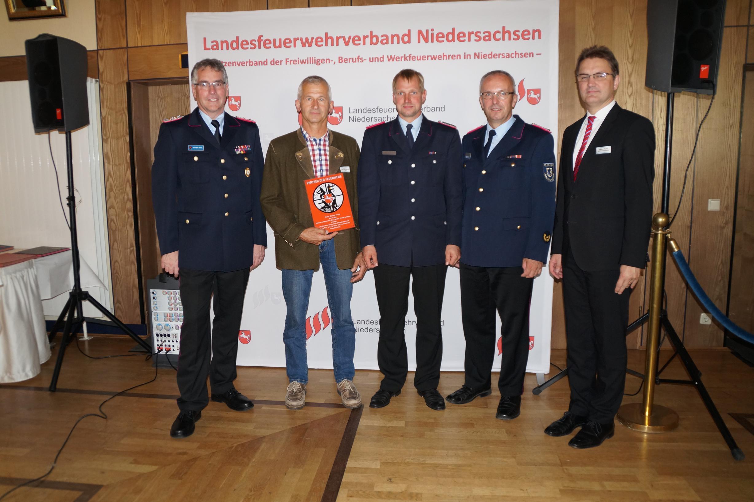 Heiko Harms (2. v. li.) freut sich über die Ehrung durch Karl-Heinz Banse (v. li.) Peter Lege, Volker Bellmann und Staatssekretär Stephan Manke