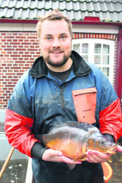 Prächtiger Fang: Nils Stöver mit einem 3,2 Kilo schweren
Spiegelkarpfen