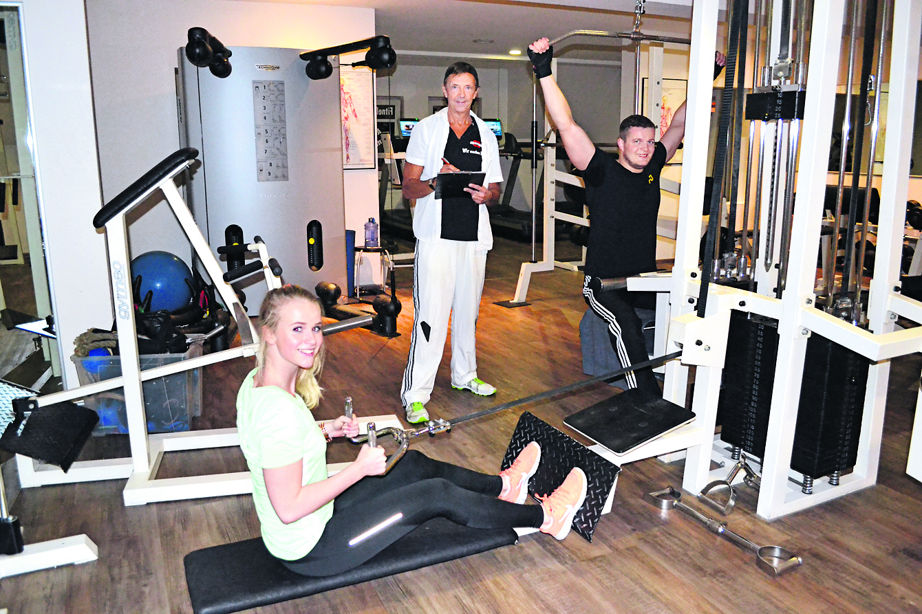 Fitness-Studio-Inhaber Peter Brandjen (Mi.) leitete
Gina Wendler und Patrick Peters beim Training an