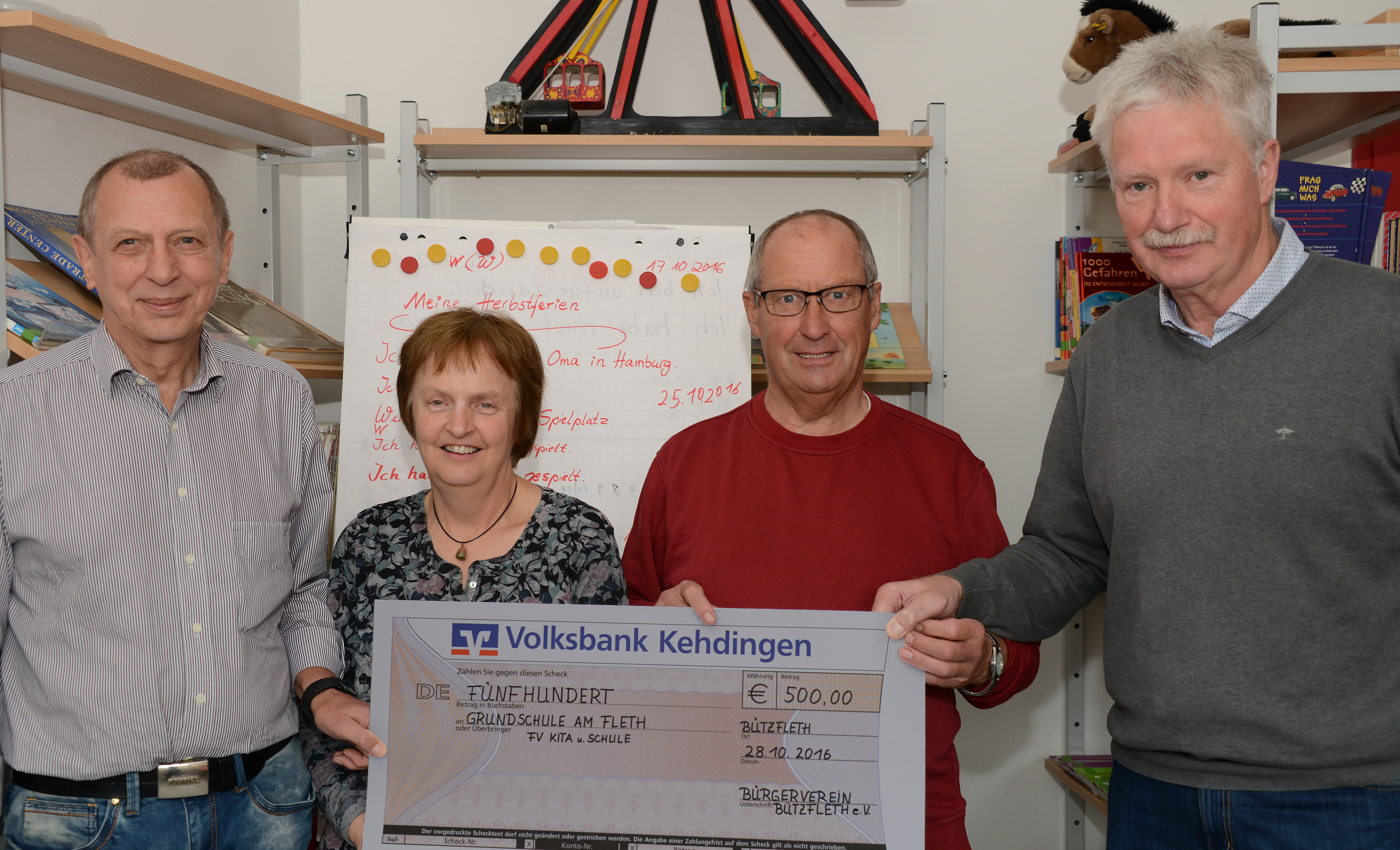 Spendenübergabe (v. li.): Eddie Nürnberg (Bürgerverein), Lehrerin Elisabeth Warnecke, Reinhard Ahrens (Bürgerverein) und Schulleiter Kurt von Schassen