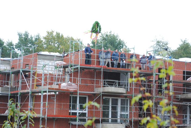 Seit Freitag schwebt der Richtkranz über dem Neubau an der Wendenstraße