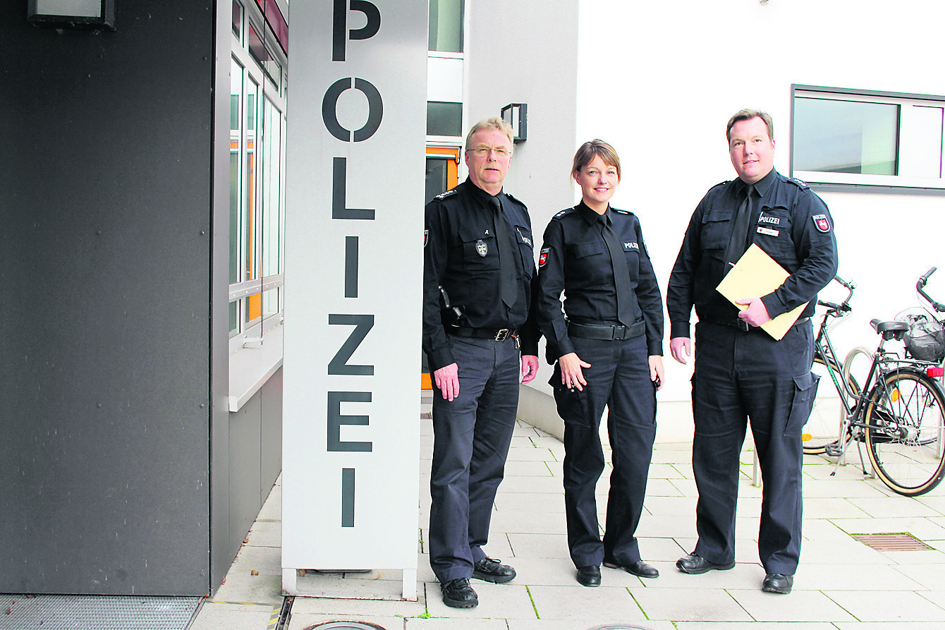 "Nicht zögern, sondern melden" (v.li.): Kommissariatsleiter Peter Kasper, Dienststellenleiterin Lydia Evers und Polizeisprecher Jan Krüger