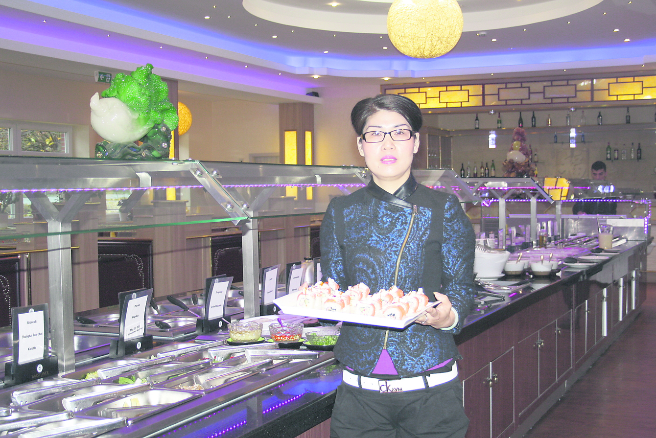 Xia Jian Fen mit einer Sushi-Platte vor dem mongolischem Buffet