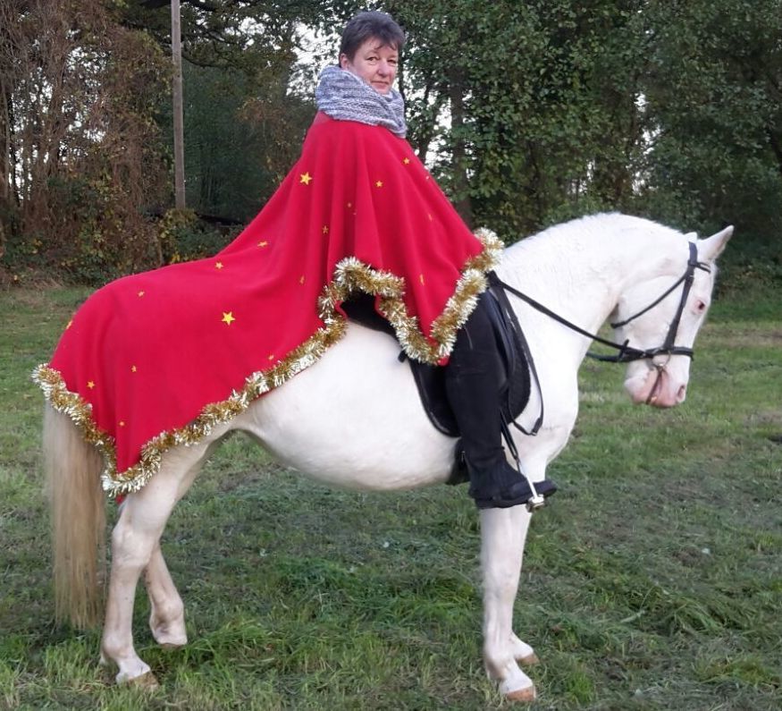 Auf ihrem Pony "Cheyenne": Sabine Prager in der Rolle des Heiligen Martin