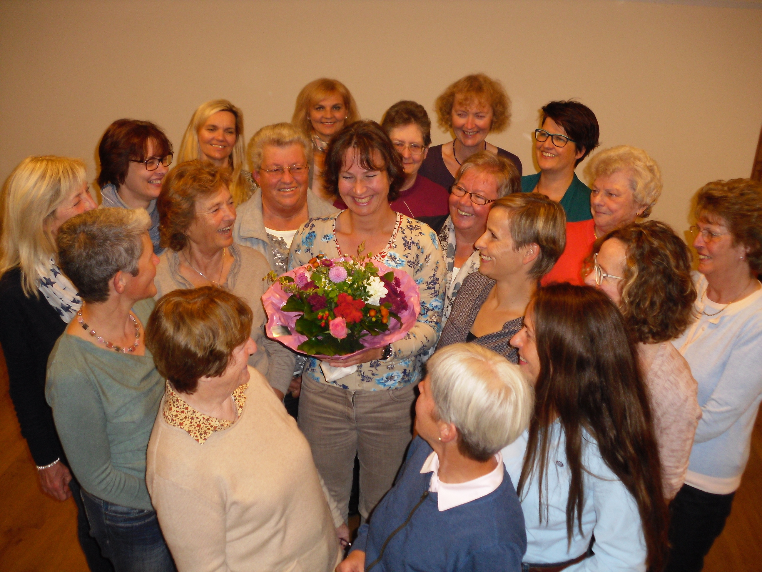 Herzliches Willkommen mit Blumen: Chorleiterin Claudia Kusch (Mitte, mit Strauß) wurde herzlich von den Damen des Frauenchores Nordheide begrüßt