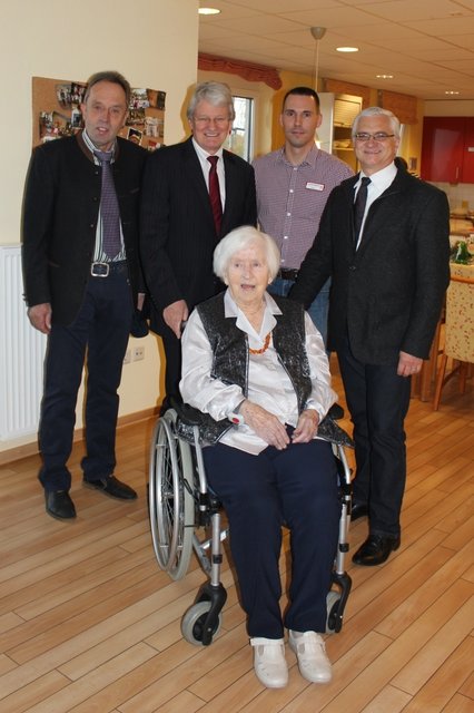 Geburtstagskind Elfriede Ritter mit den Gratulanten (v. li.): Vize-Bürgermeister Gerhard Isernhagen, Vize-Landrat Uwe Harden, Daniel Meynle (Assistent der Heimleitung) und DRK-Kreisgeschäftsführer Roger Grewe