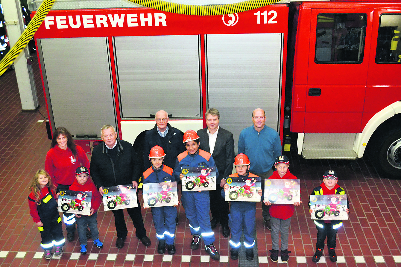 Kinderfeuerwehrleiterin Martina Kretschmer, Präsident Gebhard Müller, Projektbeauftragter Horst Basedahl, Samtgemeinde-Bürgermeister Dr. Peter Dörsam und Samtgemeindejugendfeuerwehrwart Tom Spieckermann (hinten, v. li.) mit Mitgliedern der Kinder- und der Jugendfeuerwehr