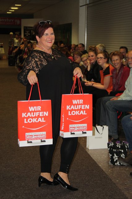 Wir kaufen lokal - Bianka läuft mit WOCHENBLATT-Aktionstüten