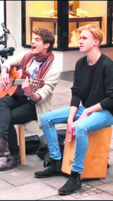 In Action: David (li.) an der Gitarre und Louis am Cajón | Foto: Theilen
