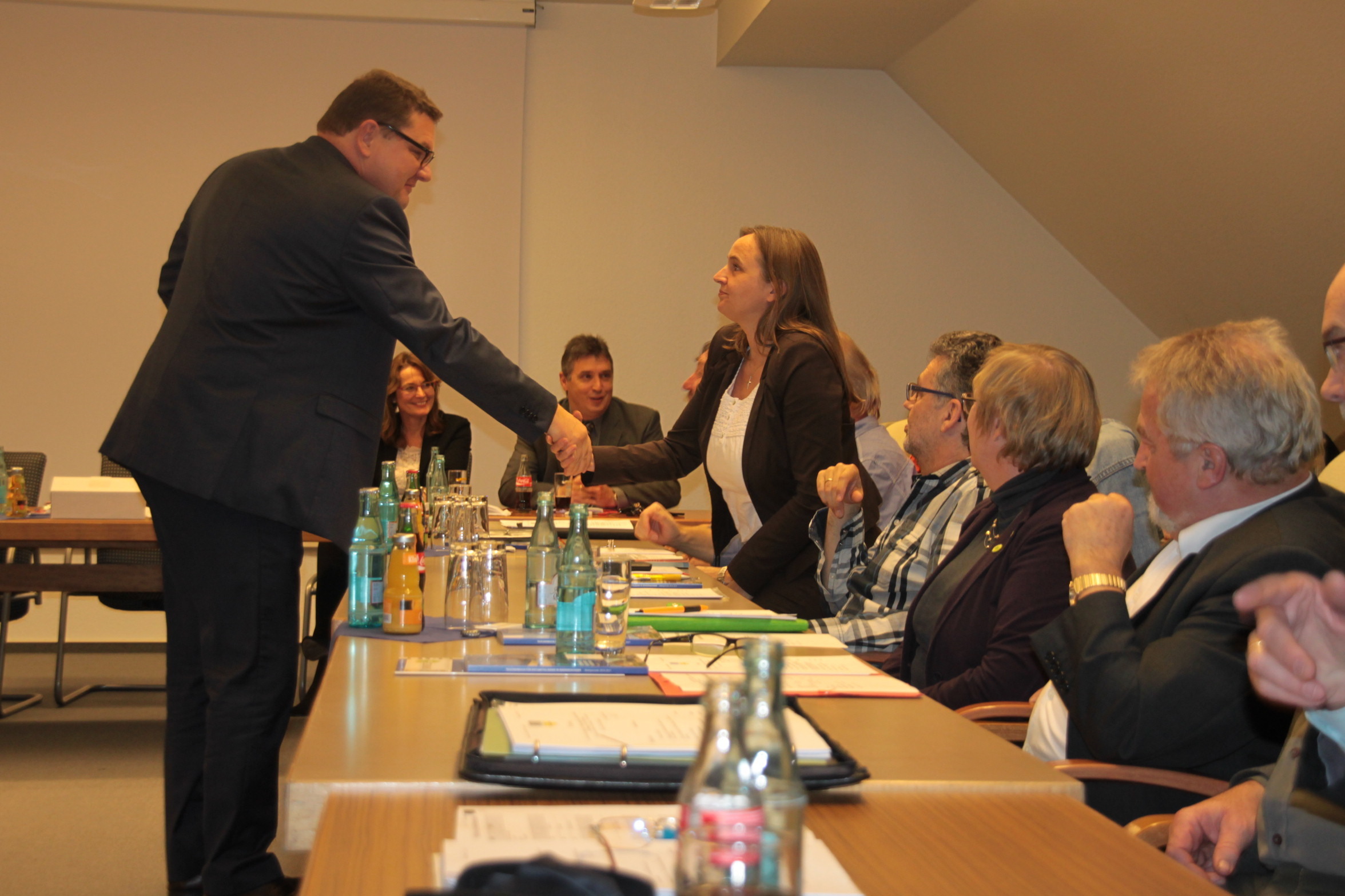 Begrüßung per Handschlag: Samtgemeinde-Chef Holger Falcke und Manuela Mahlke-Göhring