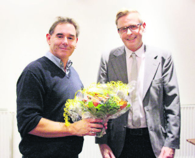 Blumen für den Stellvertreter Samtgemeinde Bürgermeister Heiner Albers überreicht Ingo Schwarz einen Blumenstrauß zum Amtsantritt