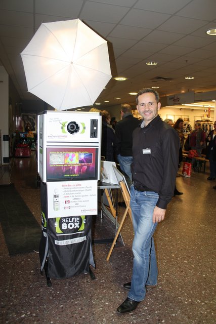Ralf Maurer von Foto Schattke zeigt die Selfie-Box