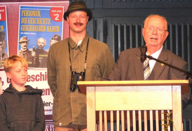 Gastgeber und Filmproduzent Jürgen A. Schulz (v. re.) mit den Löns-Darstellern Jan-Peter Ahlers und Anton Wiegel