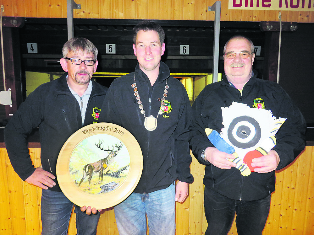 Gratulation zum Schießerfolg (v. li.): Thomas Schmütz, Alexander Lütchens und Hermann Dettmering