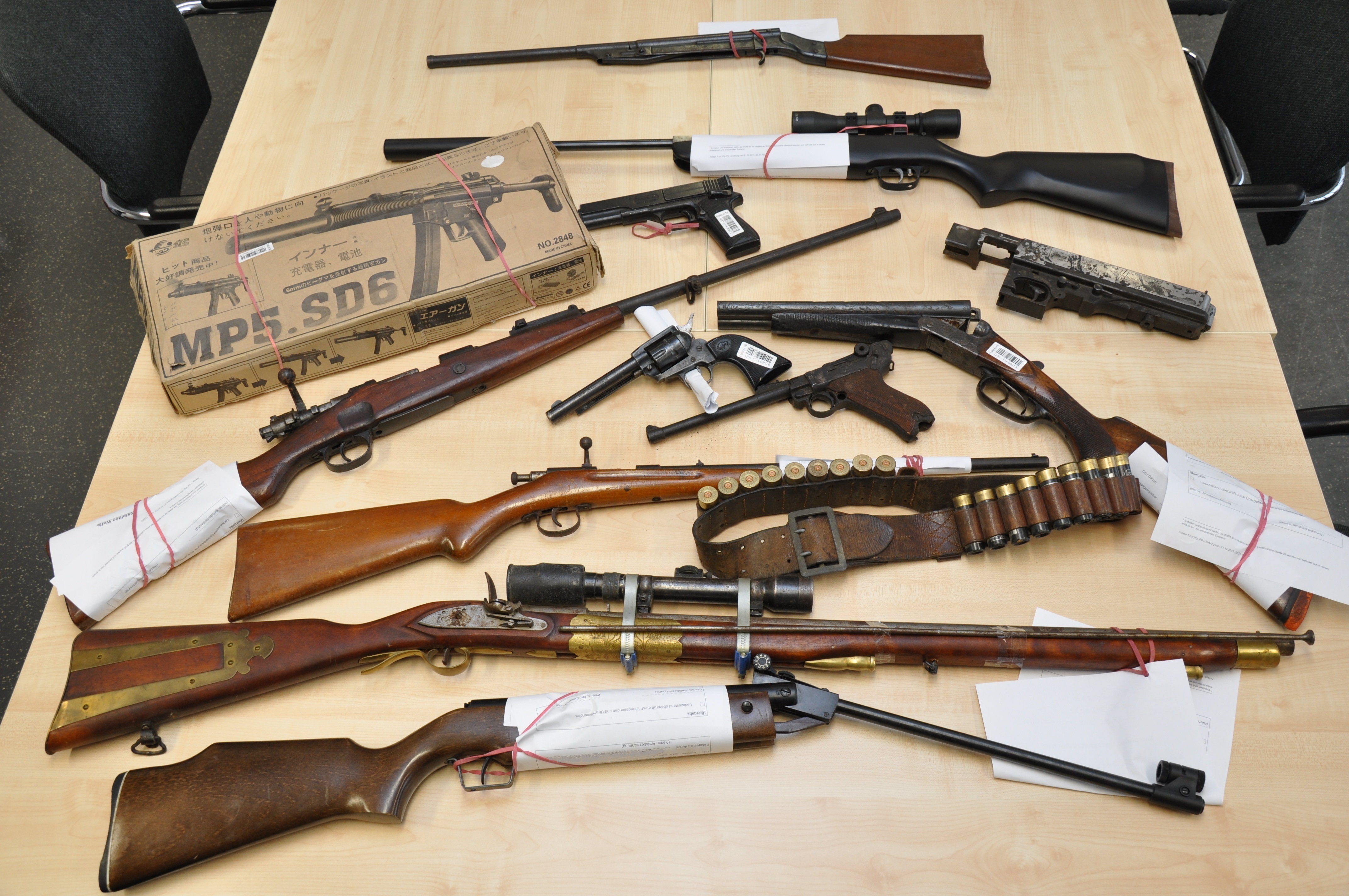 Ein ganzes Arsenal an Waffen entdeckte die Polizei bei einem mutmaßlichen "Reichsbürger"