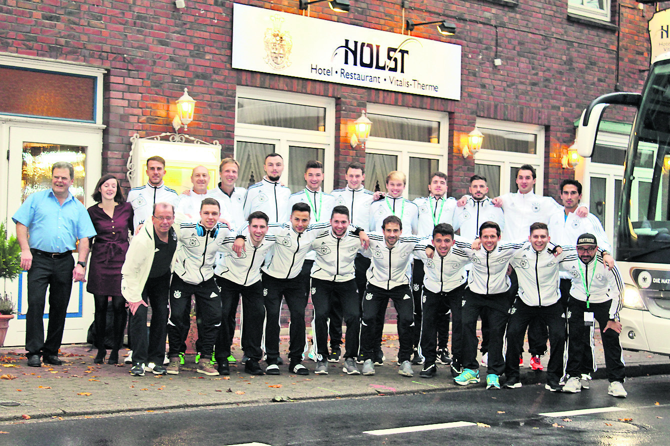 Die deutsche Futsal-Nationalmannschaft erholte sich zwischen den Länderspielen gegen England im Hotel von Peter Holst (li.)