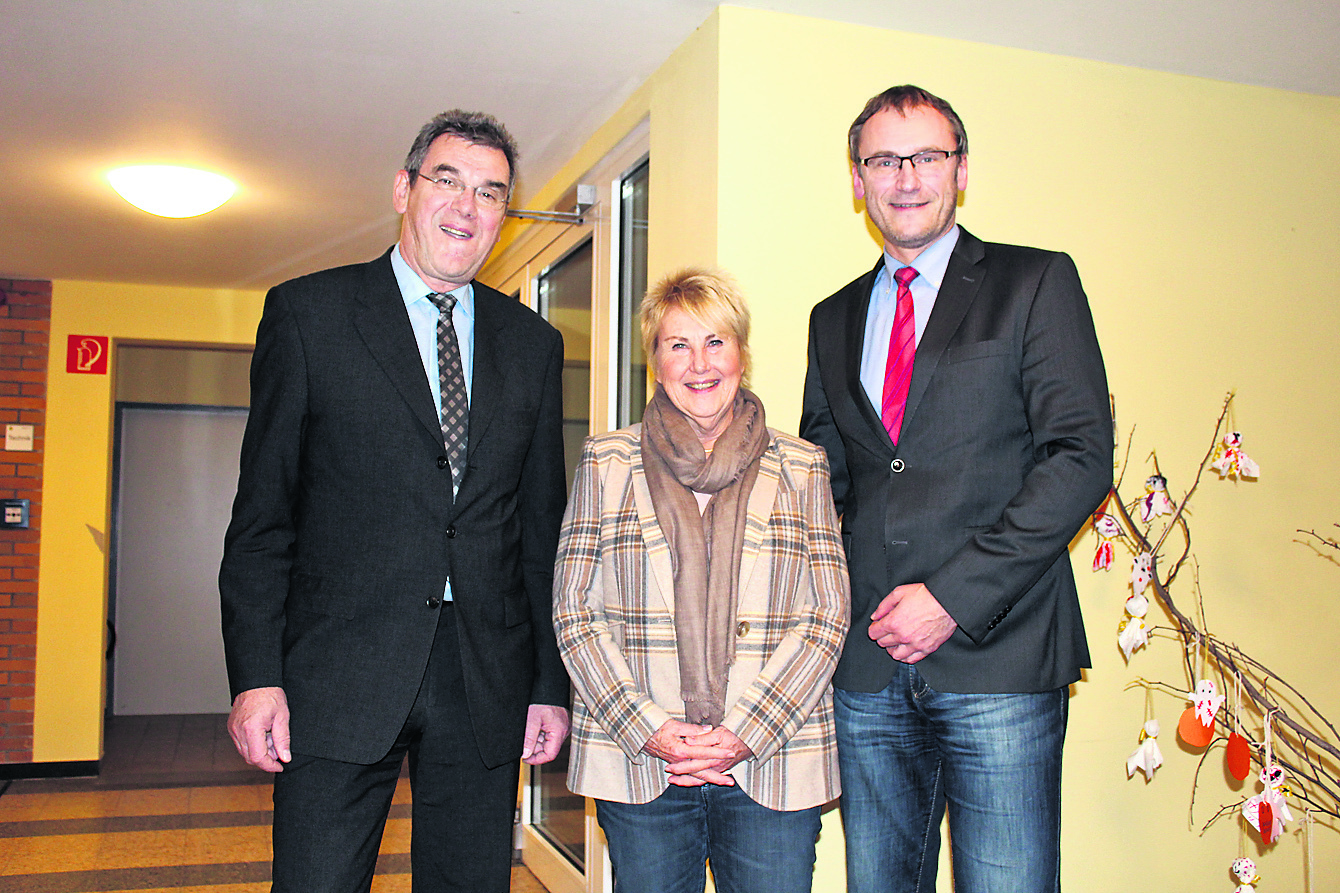Der neue Ratsvorsitzende Axel Krones (v.li.) mit seiner Stellvertreterin Marlies Bednarek und Bürgermeister Dirk Seidler